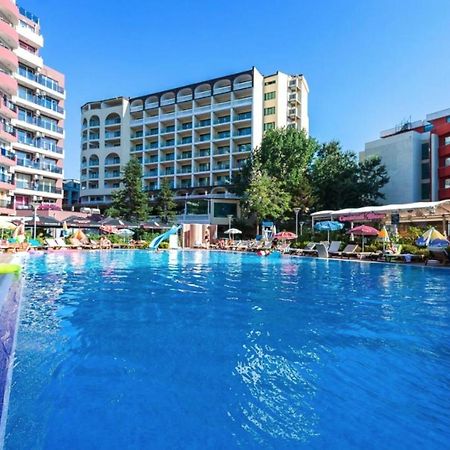 Admiral Plaza Aparthotel Pantai Sunny Bagian luar foto
