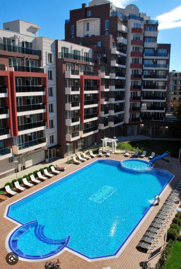 Admiral Plaza Aparthotel Pantai Sunny Bagian luar foto