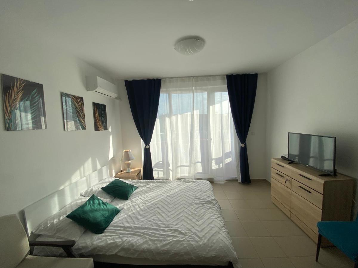 Admiral Plaza Aparthotel Pantai Sunny Bagian luar foto