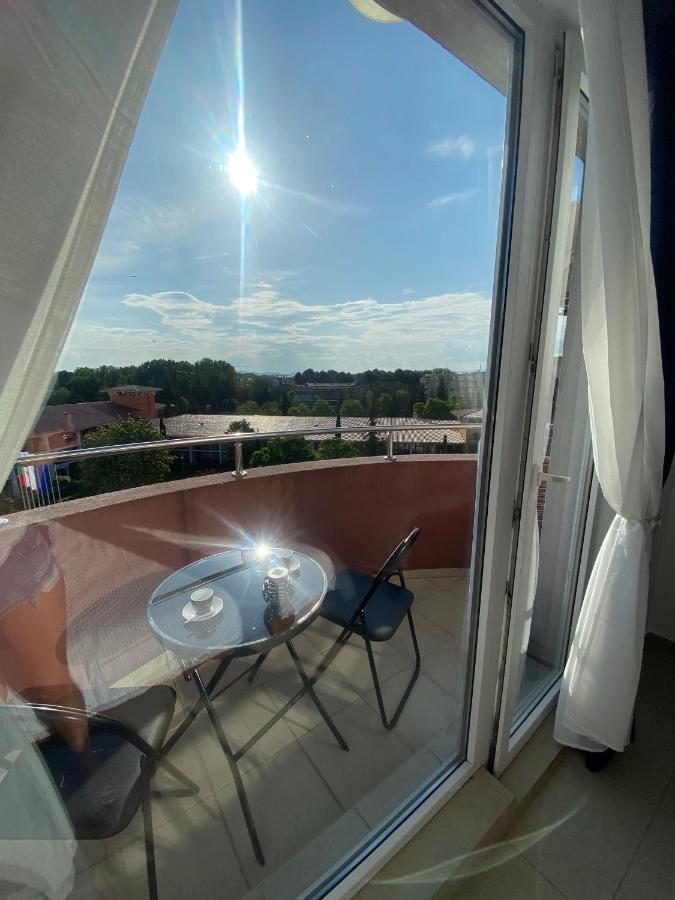 Admiral Plaza Aparthotel Pantai Sunny Bagian luar foto