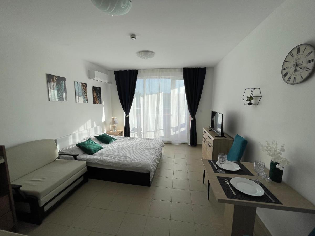 Admiral Plaza Aparthotel Pantai Sunny Bagian luar foto