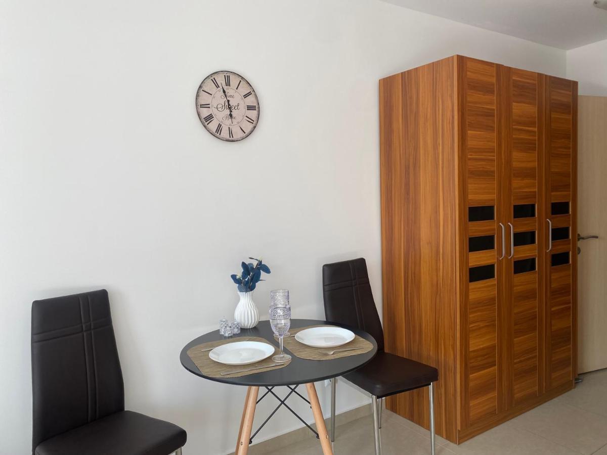 Admiral Plaza Aparthotel Pantai Sunny Bagian luar foto