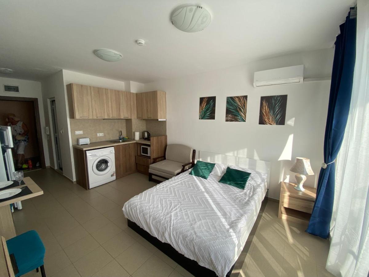 Admiral Plaza Aparthotel Pantai Sunny Bagian luar foto