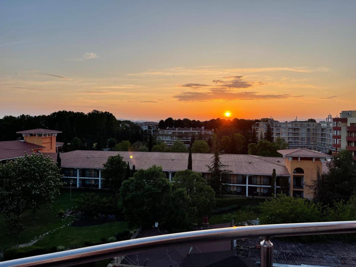 Admiral Plaza Aparthotel Pantai Sunny Bagian luar foto