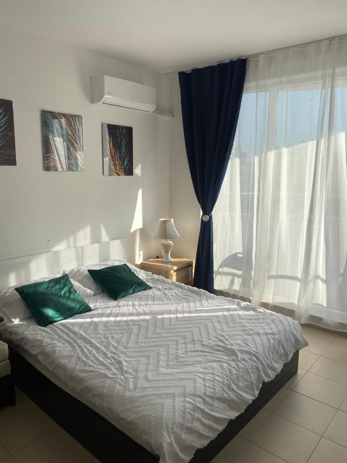 Admiral Plaza Aparthotel Pantai Sunny Bagian luar foto