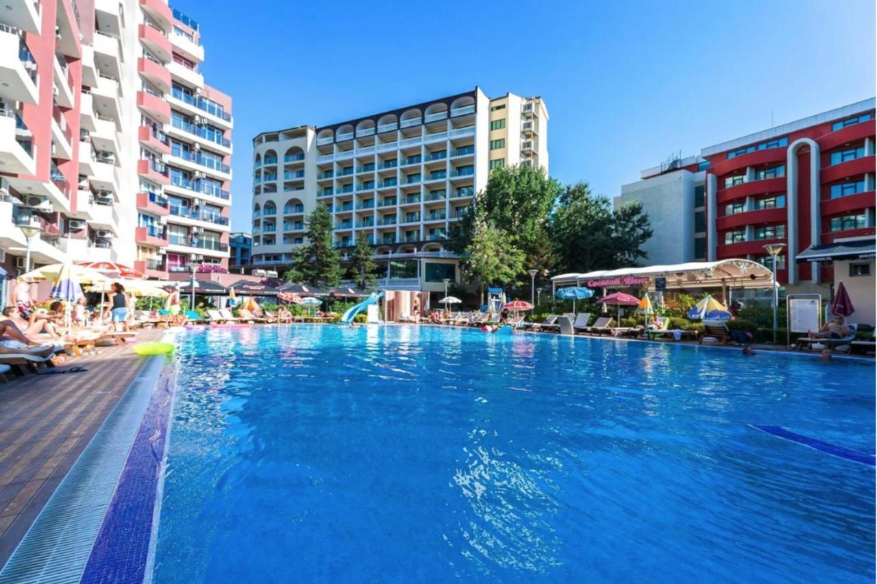 Admiral Plaza Aparthotel Pantai Sunny Bagian luar foto