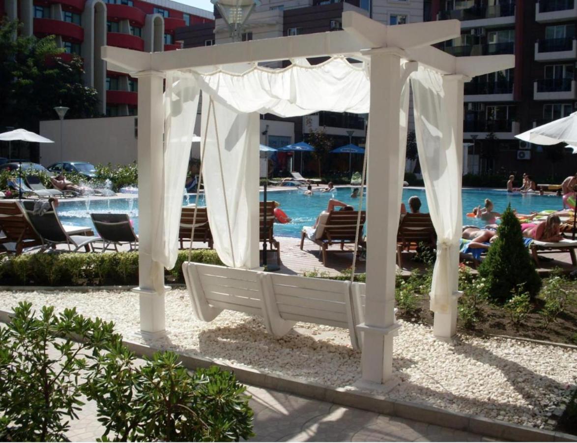 Admiral Plaza Aparthotel Pantai Sunny Bagian luar foto